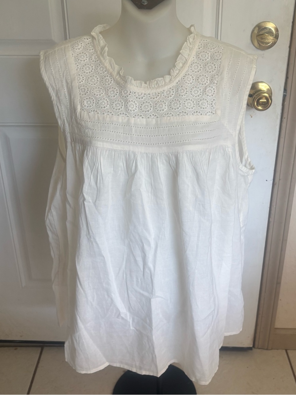 XL Old Navy Creme De La Creme Ruffled Lace-Trim Sleeveless Blouse.  In EUC!